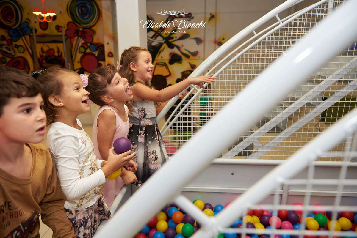 Aniversariante brincando com seus amigos, na festa de aniversário de 6 anos, na casa de festas Gato & Topo, em Caxias do Sul - RS.