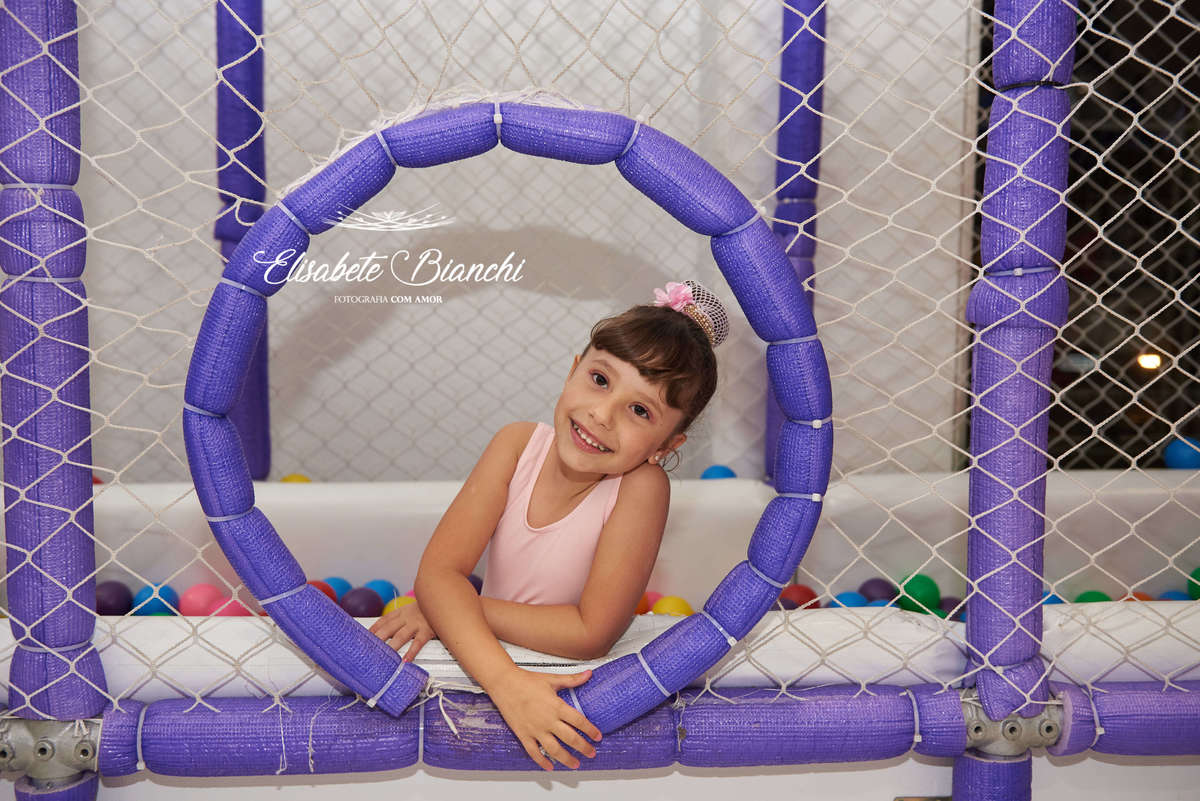 Aniversariante na piscina de bolinas, na festa de aniversário de 6 anos, na casa de festas Gato & Topo, em Caxias do Sul - RS.