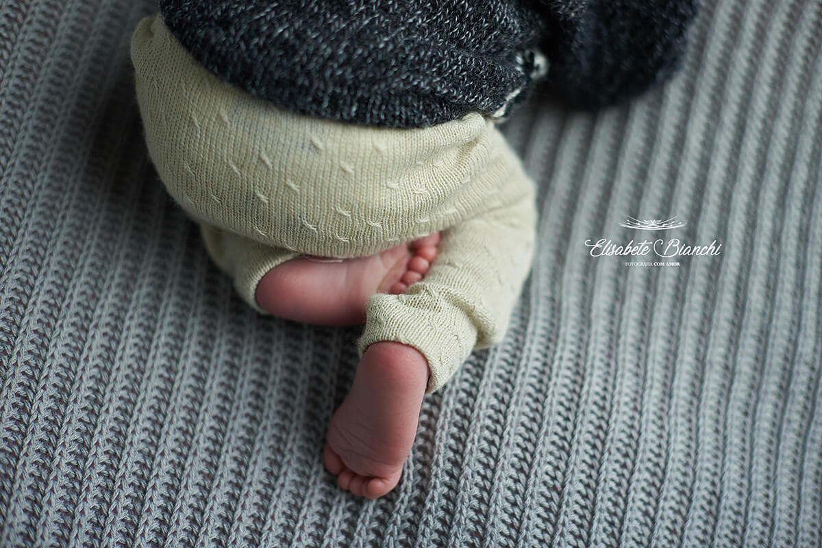 Detalhe dos pés e bumbum de bebê recém-nascido, no ensaio Newborn, em Caxias do Sul - RS