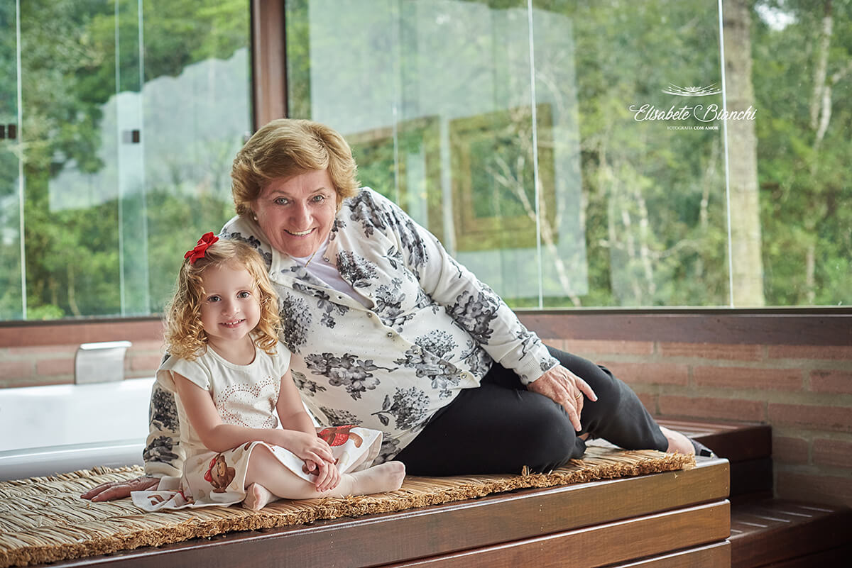 Avó e neta em ensaio fotográfico de família, em Caxias do Sul - RS.