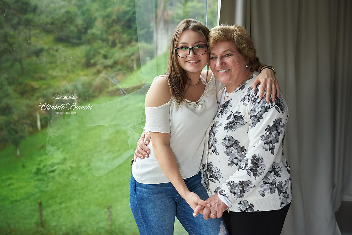Avó e neta abraçadas, em ensaio fotográfico de família, em Caxias do Sul - RS.