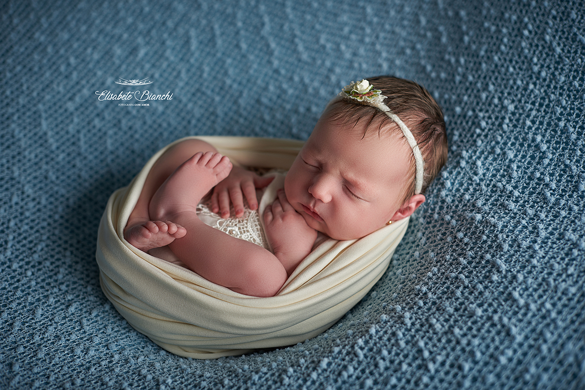 Bebê recém-nascida em ninho de tecido, em ensaio newborn, em Caxias do Sul - RS