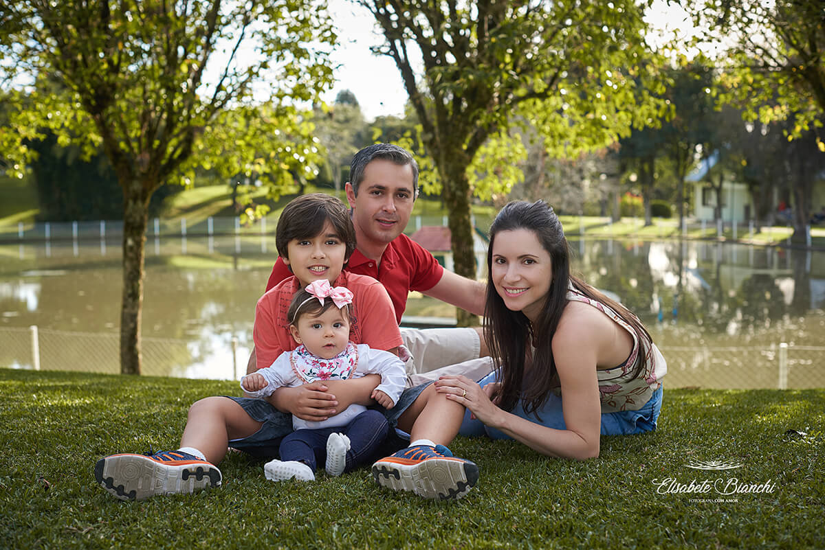 Família com um casal de filhos em ensaio de acompanhamento fotográfico de 8 meses da bebê, em Caxias do Sul - RS.