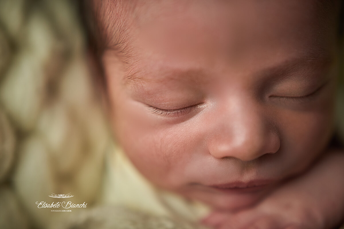 Detalhe dos cílios de bebê recém-nascido, no ensaio newborn, em Caxias do Sul - RS.
