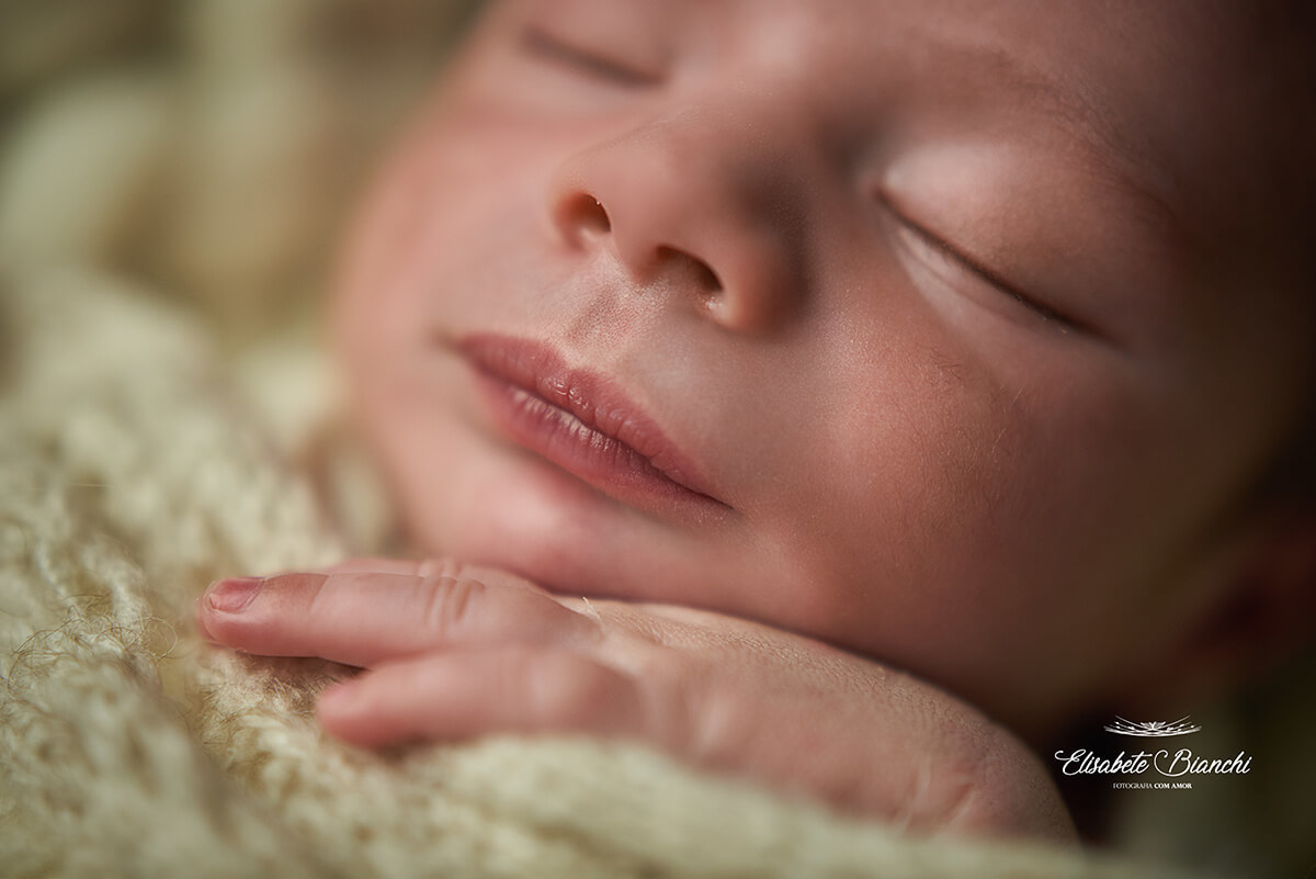Detalhe da boquinha de bebê recém-nascido, no ensaio newborn, em Caxias do Sul - RS.