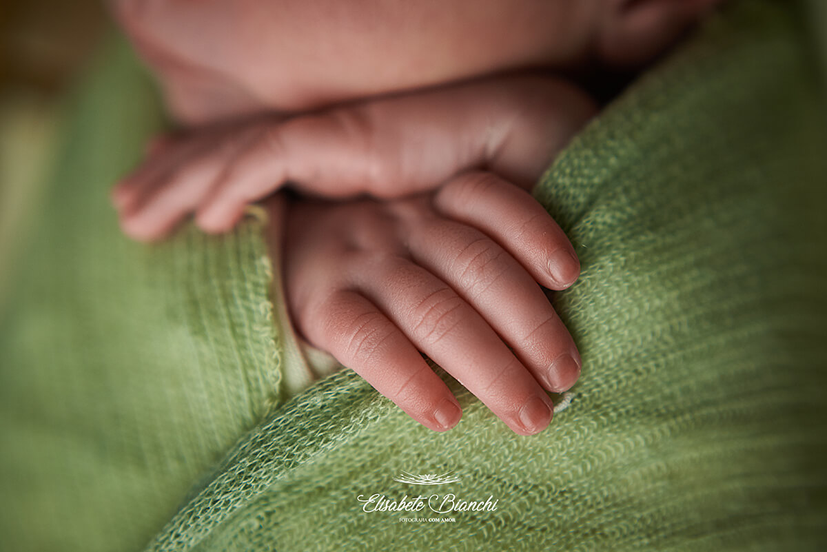 Detalhe das mãos de bebê recém-nascido, no ensaio newborn, em Caxias do Sul - RS.