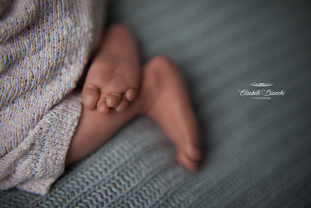 Detalhe dos pés de bebê, com um dedinho desalinhado, em ensaio newborn, Caxias do Sul - RS