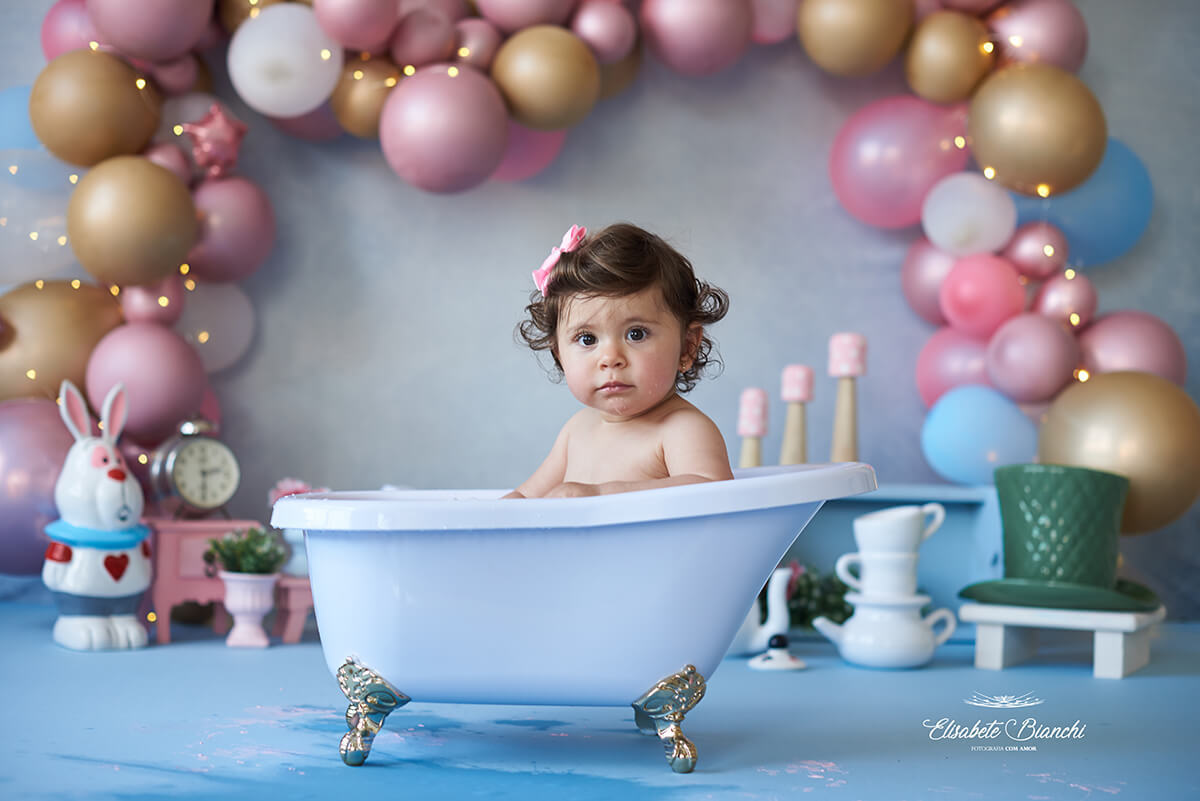 Bebê de um ano de idade na banheira, no ensaio fotográfico, temática Alice no País das Maravilhas, em Caxias do Sul - RS.