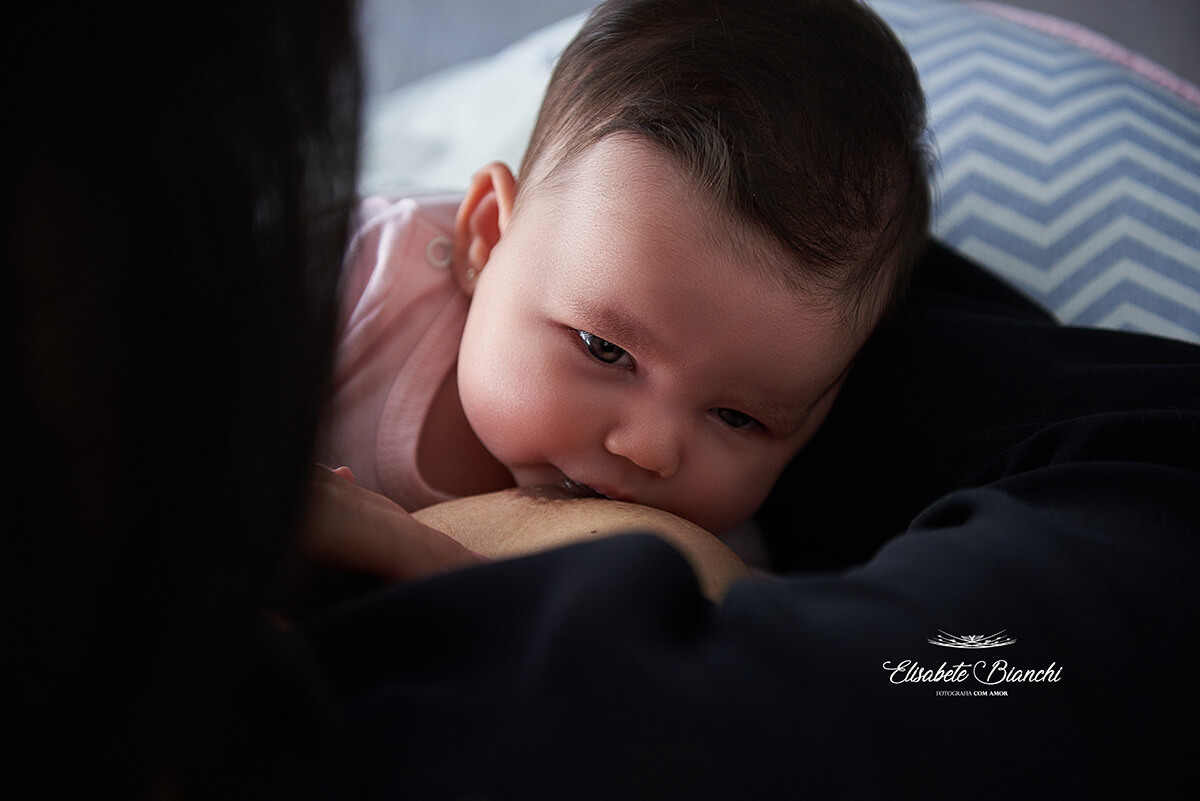 Bebê de 1 mês mamando, em ensaio lifestyle na residência dos pais, em Caxias do Sul - RS.