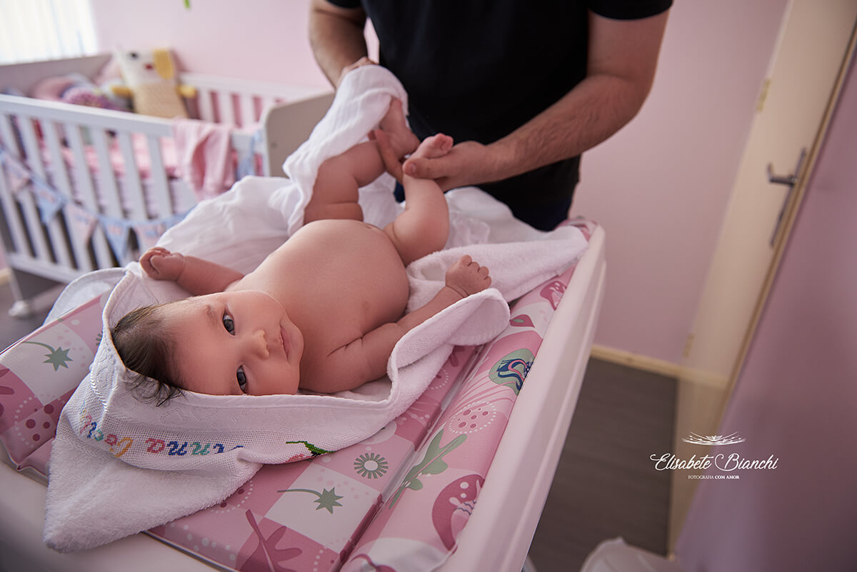 Bebê de 1 mês sobre o trocador, recém saída do banho, em ensaio lifestyle na residência dos pais, em Caxias do Sul - RS.