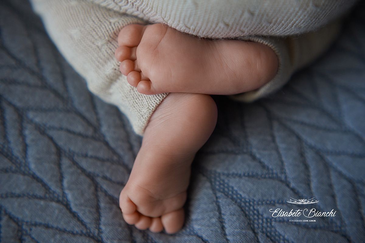 Detalhe da sola dos pés de bebê nascido prematuro, no ensaio newborn.