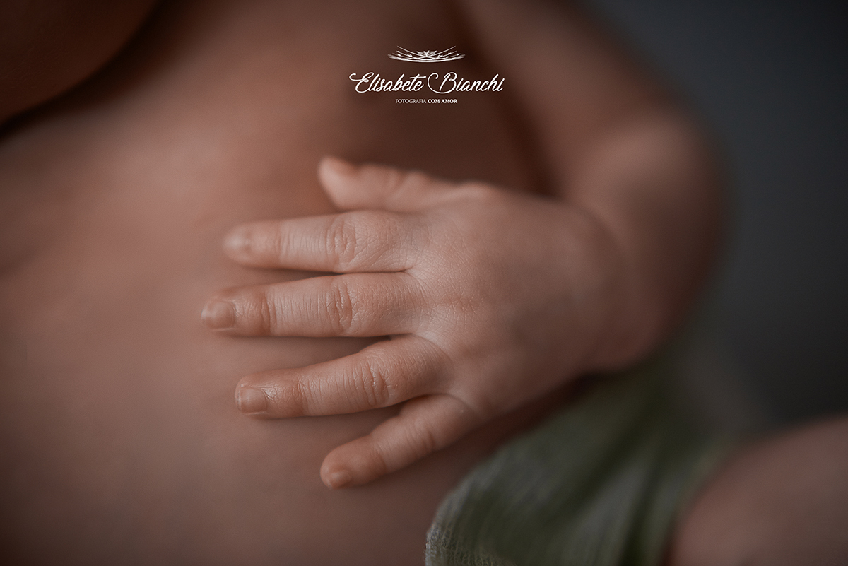 Detalhe da mão de bebê nascido prematuro, no ensaio newborn.