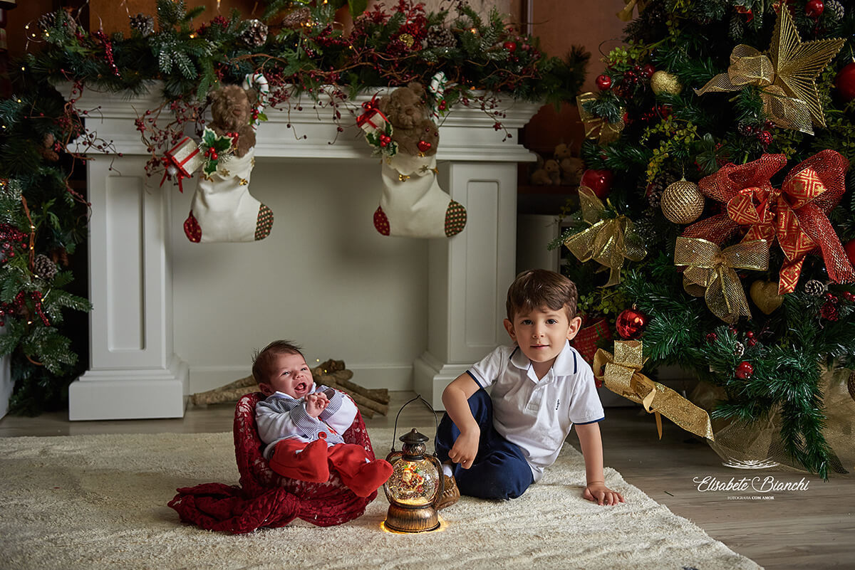 Irmãos na sala com decoração de natal, em Caxias do Sul, RS.