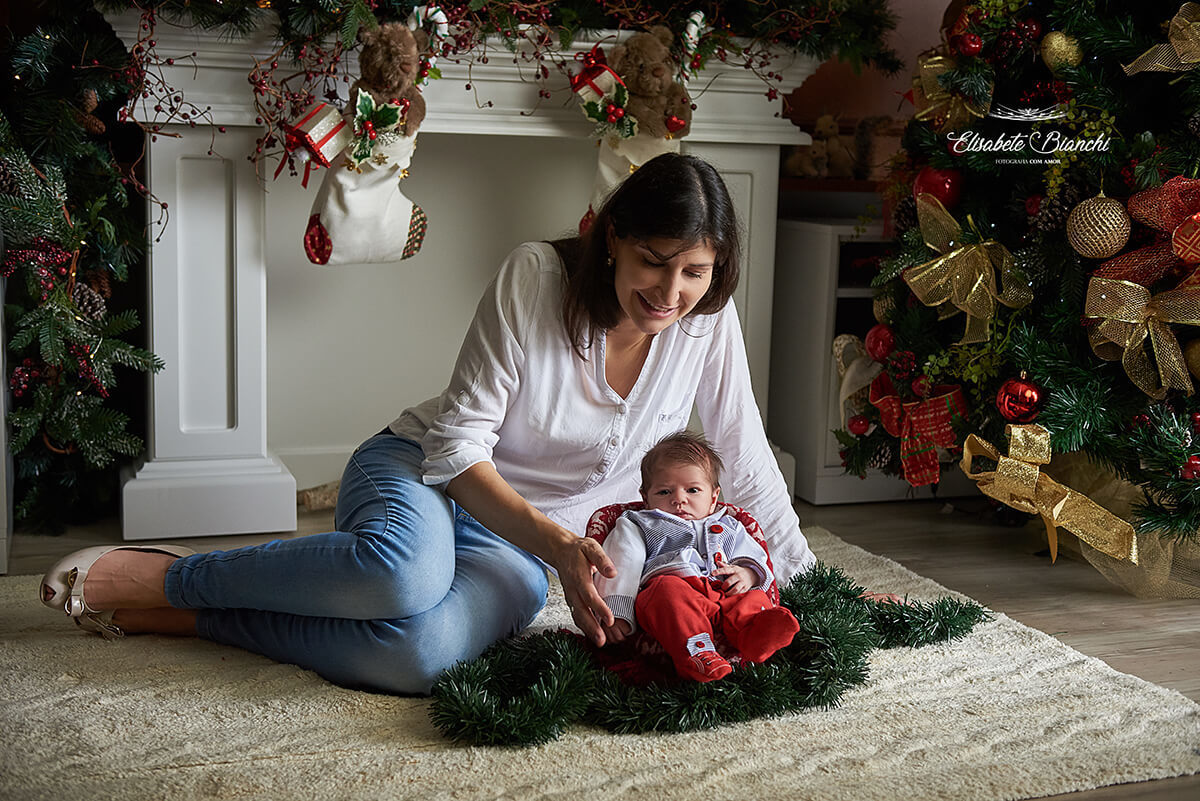 Mãe e bebê na sala, com decoração de natal, em Caxias do Sul, RS.