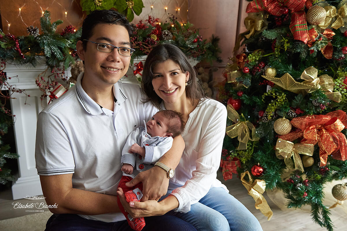 Família reunida, na sala decorada de natal, em Caxias do Sul, RS.
