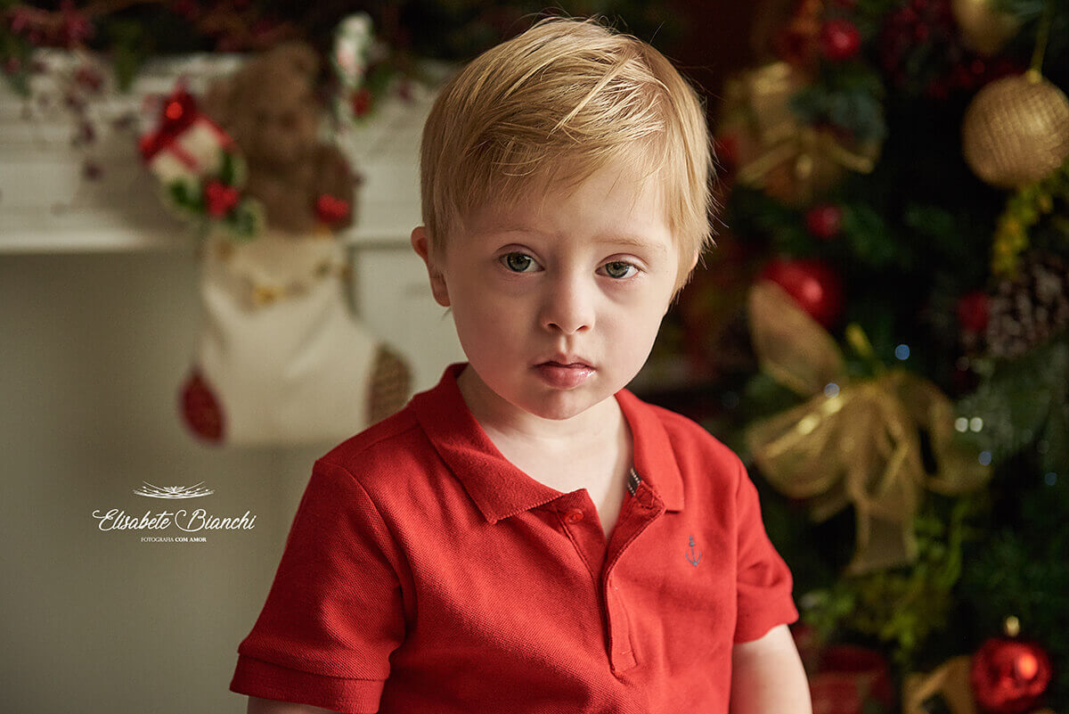 Menino com síndrome de down em ensaio de natal, em Caxias do Sul, RS.