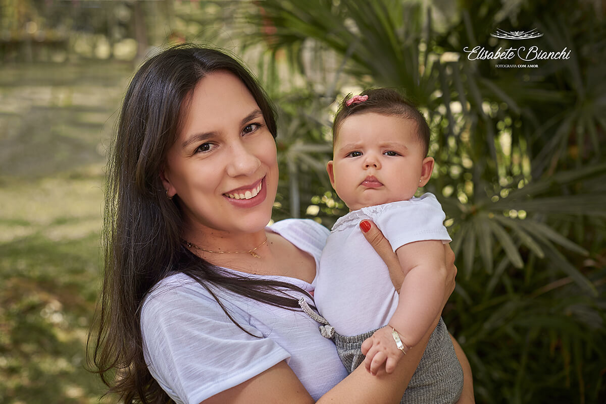 Mãe segurando sua bebê de 4 meses no colo, em Ana Rech, Caxias do Sul.