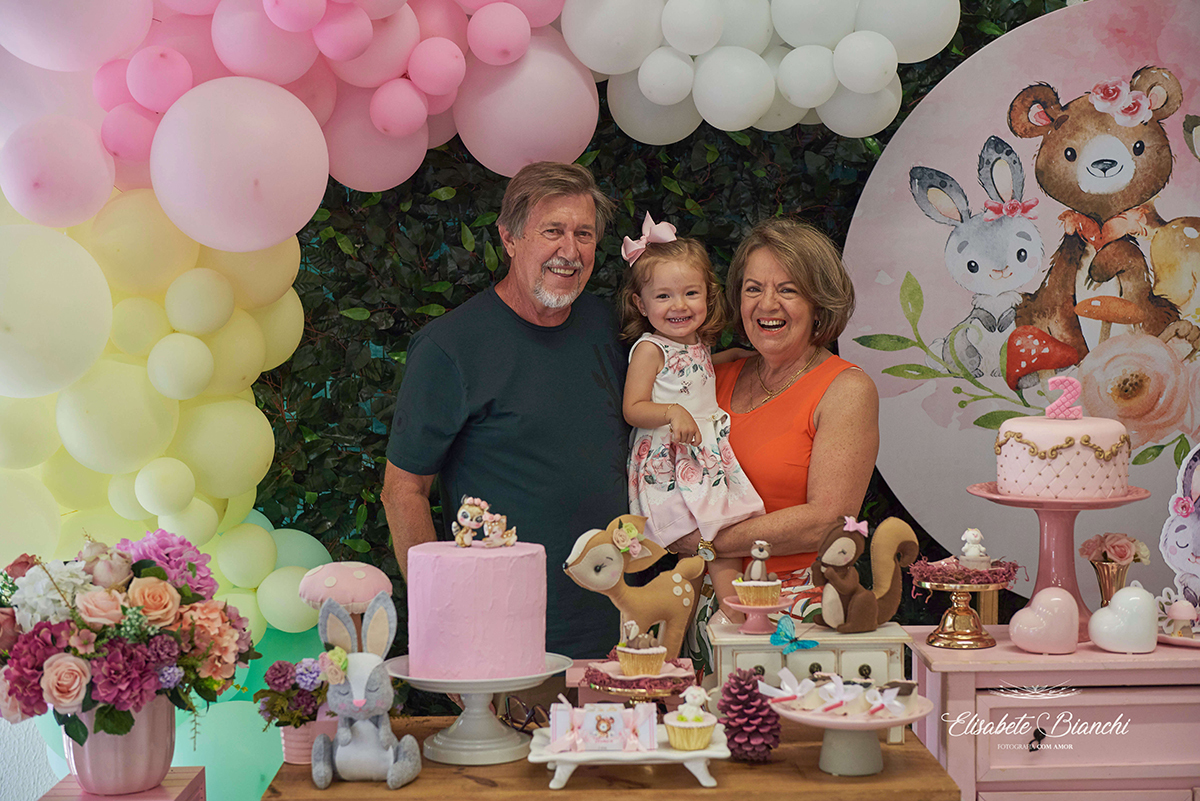 Avós maternos com netinha aniversariante de 2 anos de idade, em Caxias do Sul.