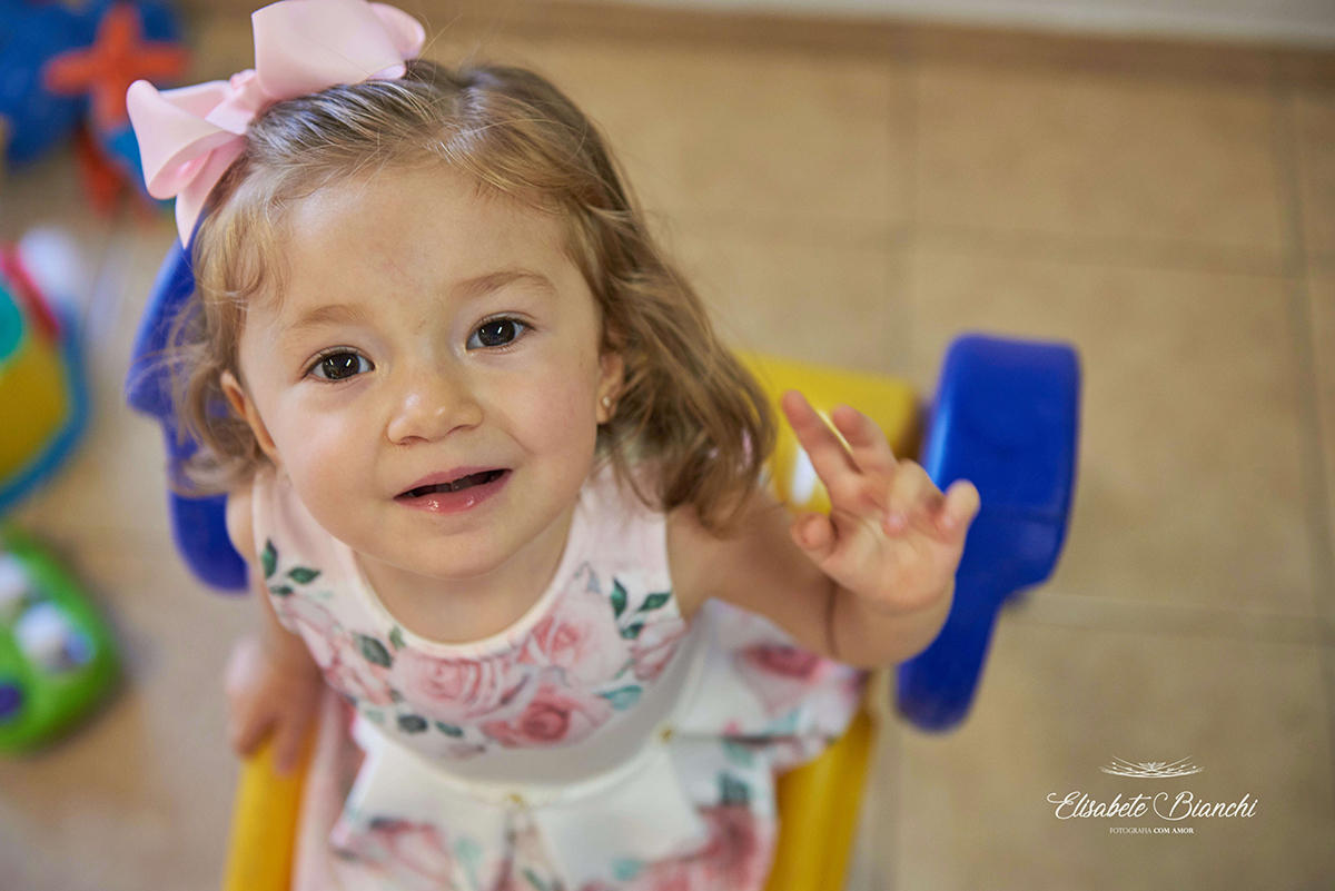 Aniversariante vista de cima para baixo, no escorregador, em sua festa de 2 anos de idade, em Caxias do Sul.