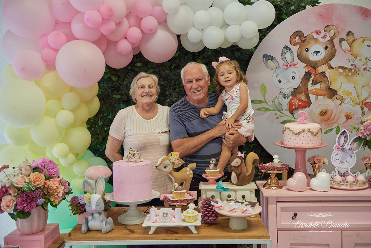 Avós paternos com netinha aniversariante de 2 anos de idade, em Caxias do Sul.