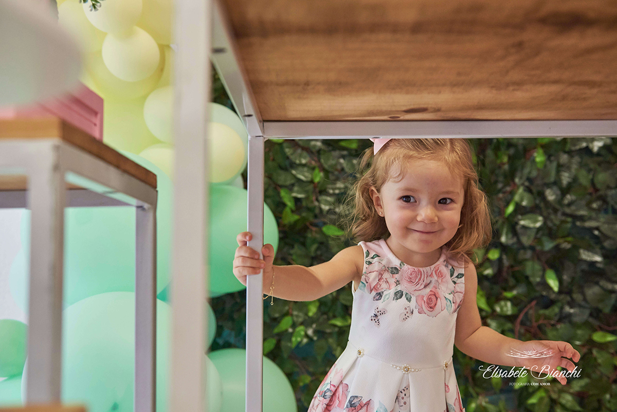 Aniversariante, espiando embaixo da mesa principal, em Caxias do Sul.
