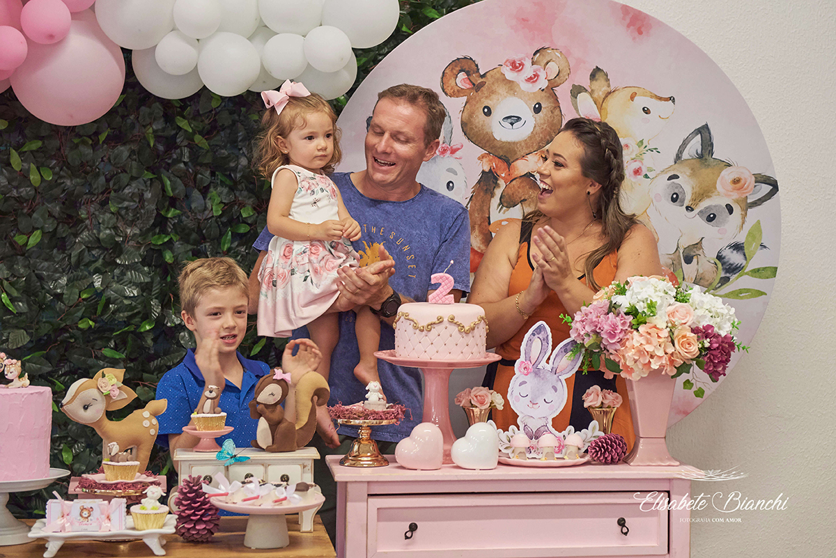 Família segurando a filha de 2 anos, cantando feliz aniversário, em Caxias do Sul.