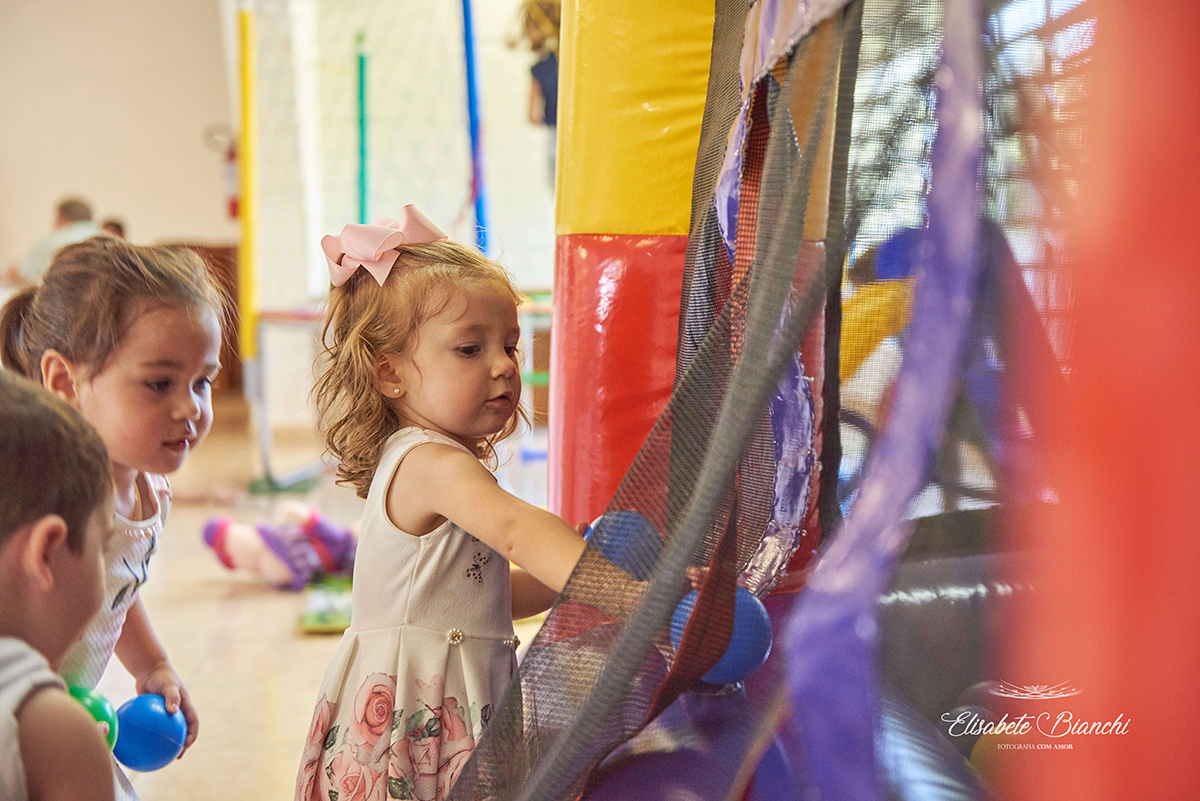 Aniversariante brincando na piscina de bolinhas, em Caxias do Sul.