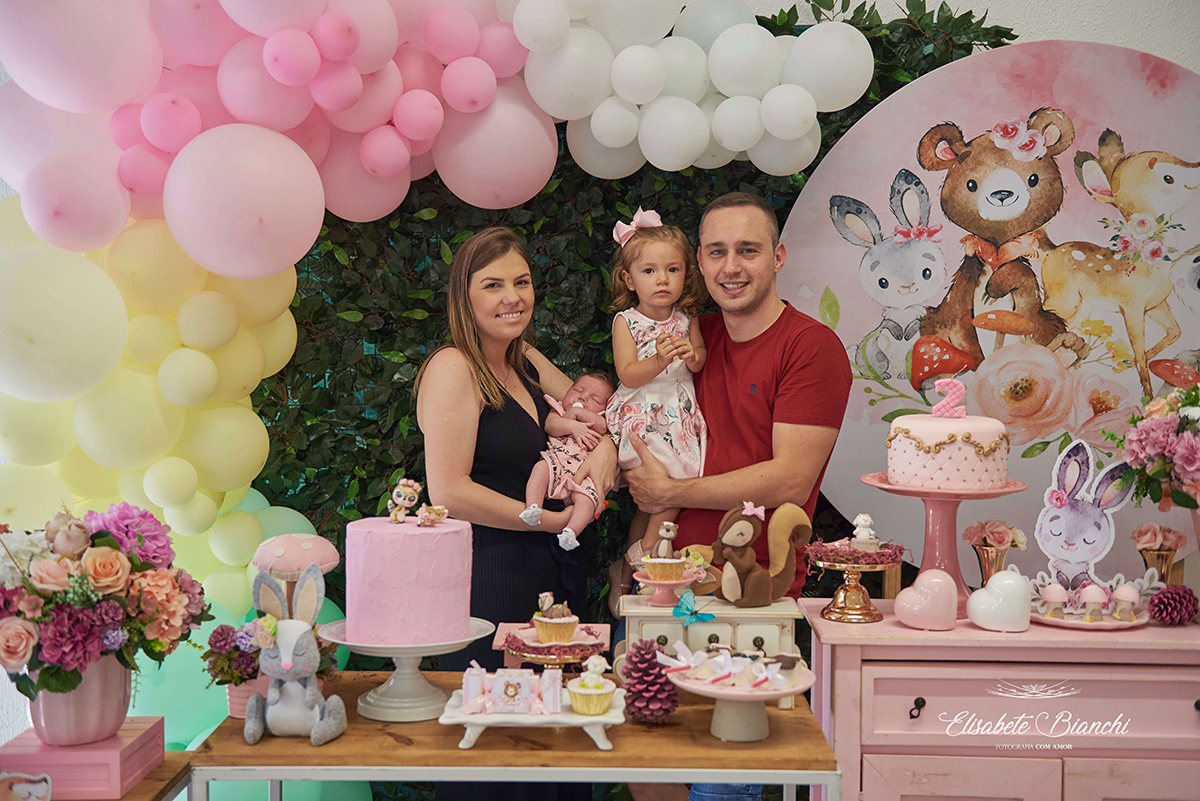 Dindos com filha e afilhada de 2 anos, em sua festa de aniversário, em Caxias do Sul.