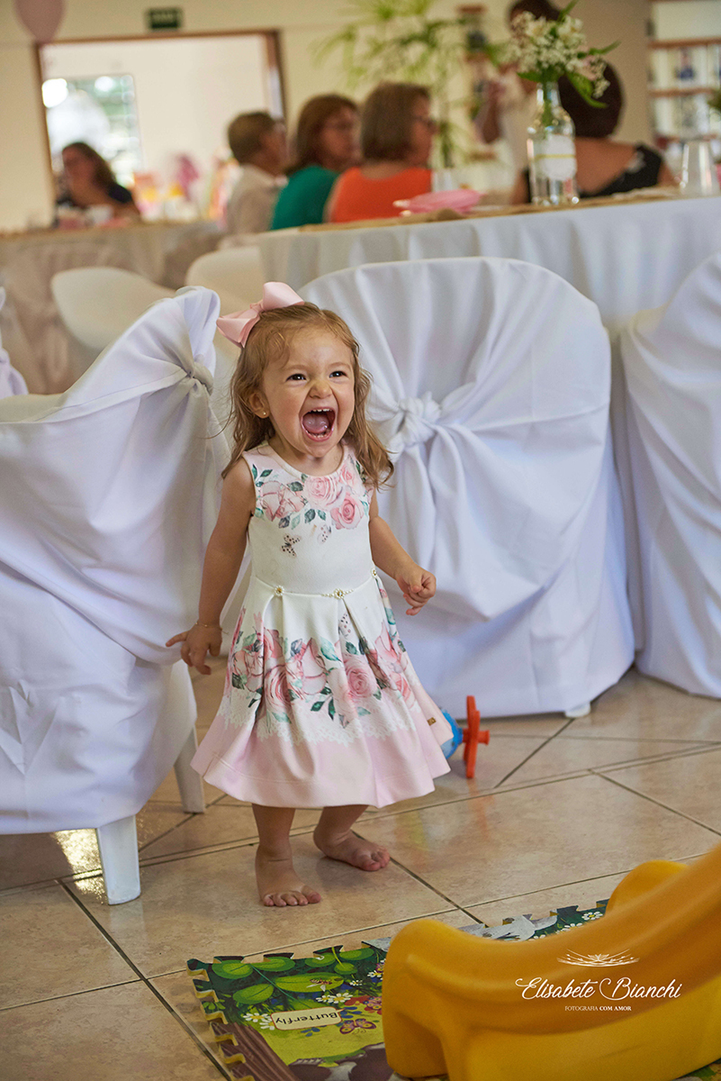Aniversariante pulando de alegria, em sua festa de 2 anos de idade, em Caxias do Sul.