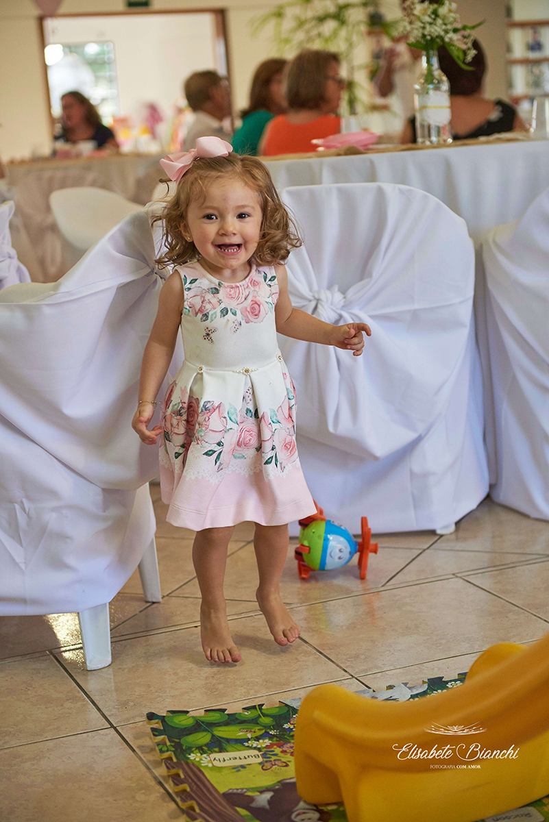 Aniversariante pulando de alegria, em sua festa de 2 anos de idade, em Caxias do Sul.