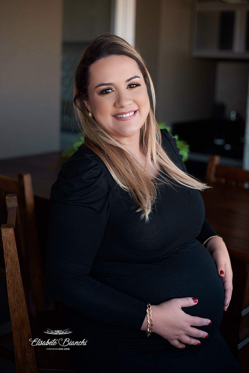 Gestante em tempo de pandemia, em casa, sentada em sua varanda, em ensaio fotográfico Caxias do Sul.