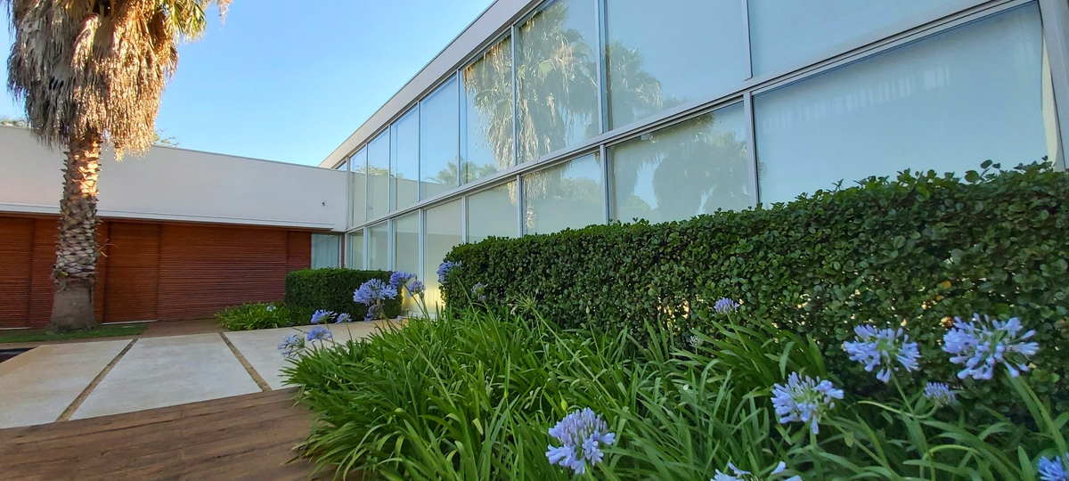detalhes de paisagismo feito em uma casa em um condominio fechado