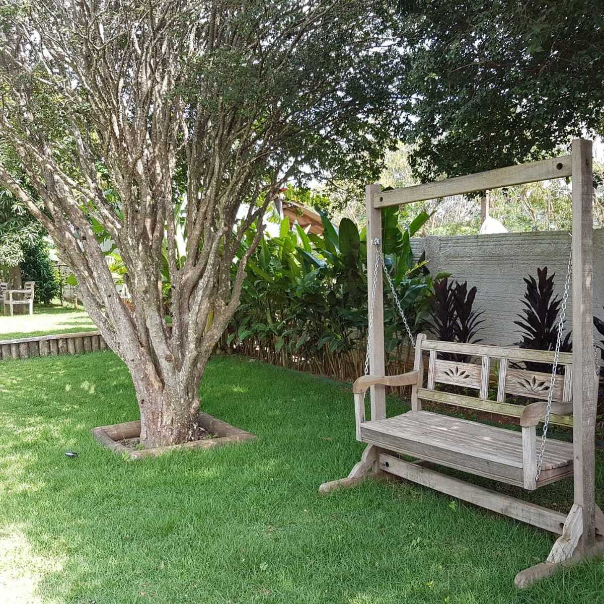 balanço em jardim
