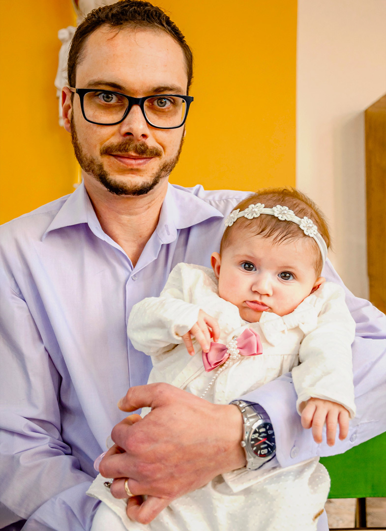 Papai Matheus em batismo de Heloísa
