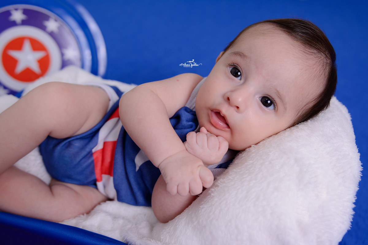 acompanhamento bebê menino, ensaio bebê Capitão América, Mesversário menino, foto bebê 3 meses