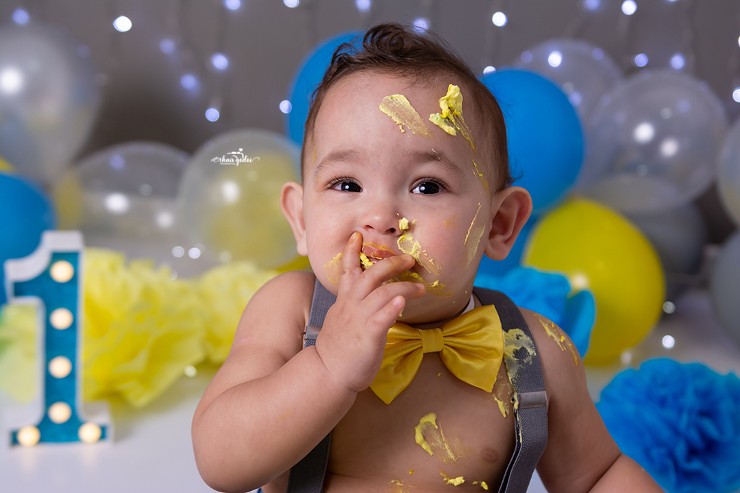 Smash the cake, smash the cake clean, smash the cake menino