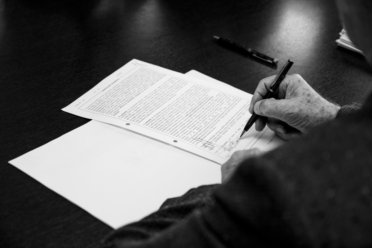 assinando papeis do casamento
