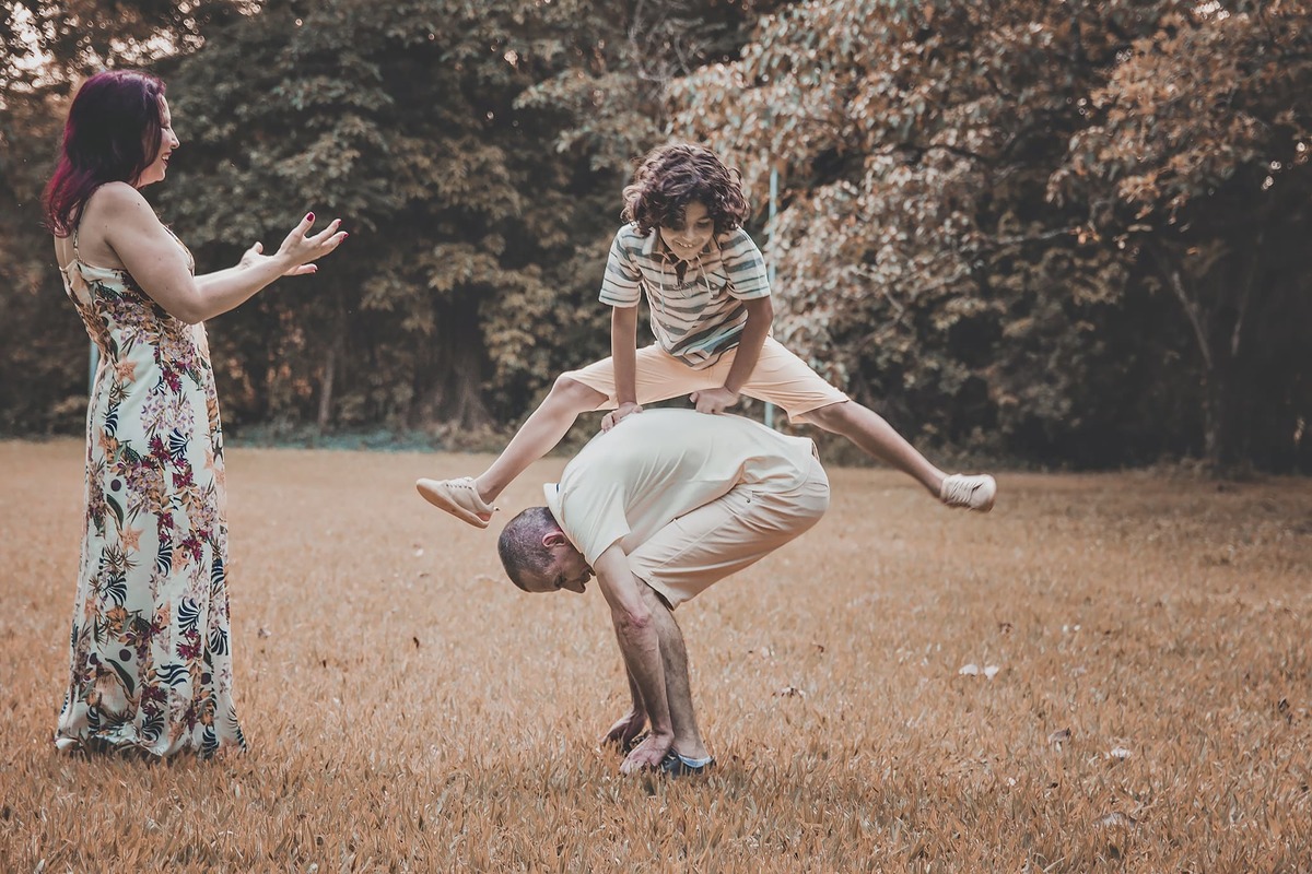 brincando em família de pulas com os pais