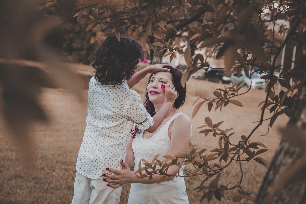 colocando uma flor na mamãe