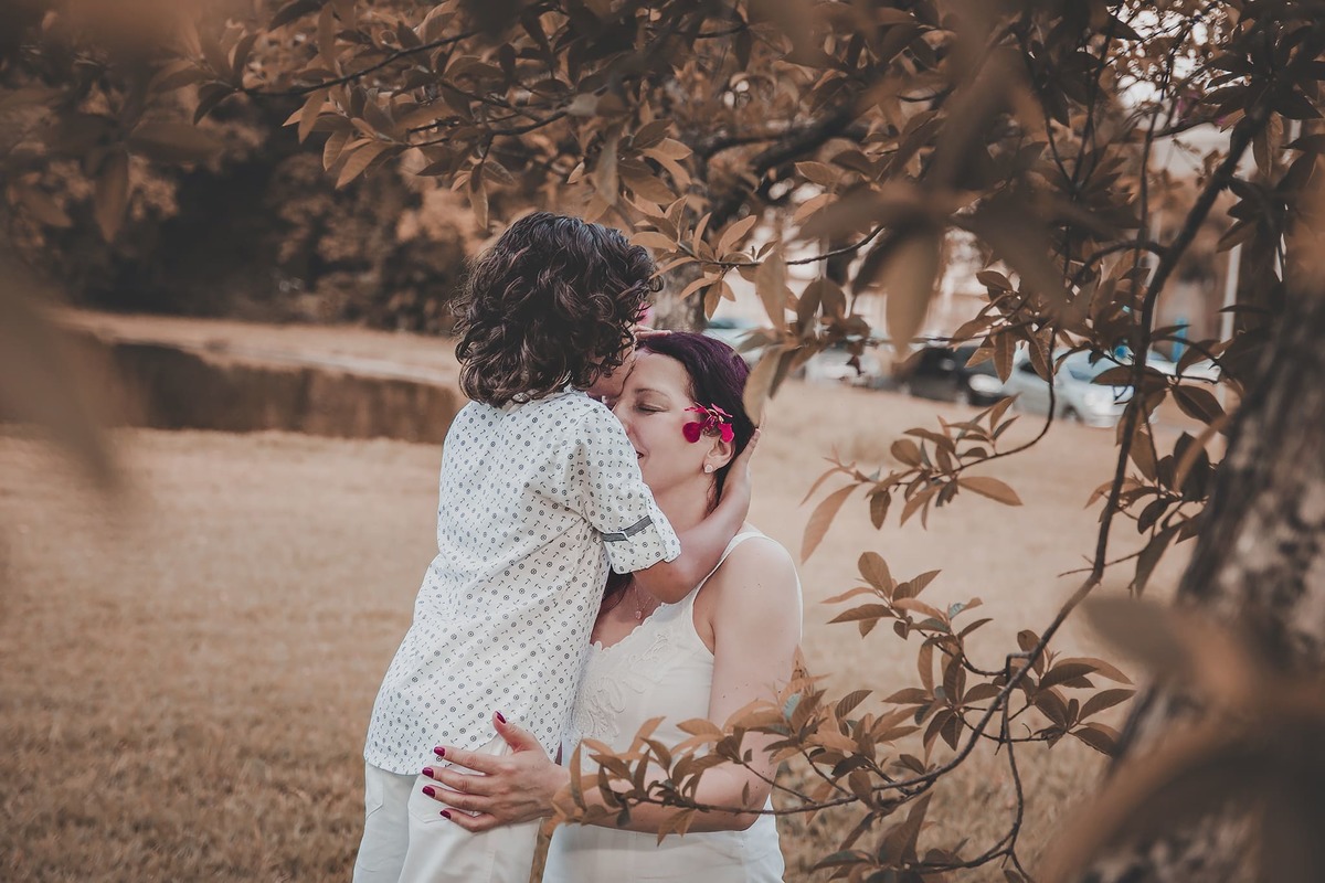 beijando a testa da mamãe com carinho