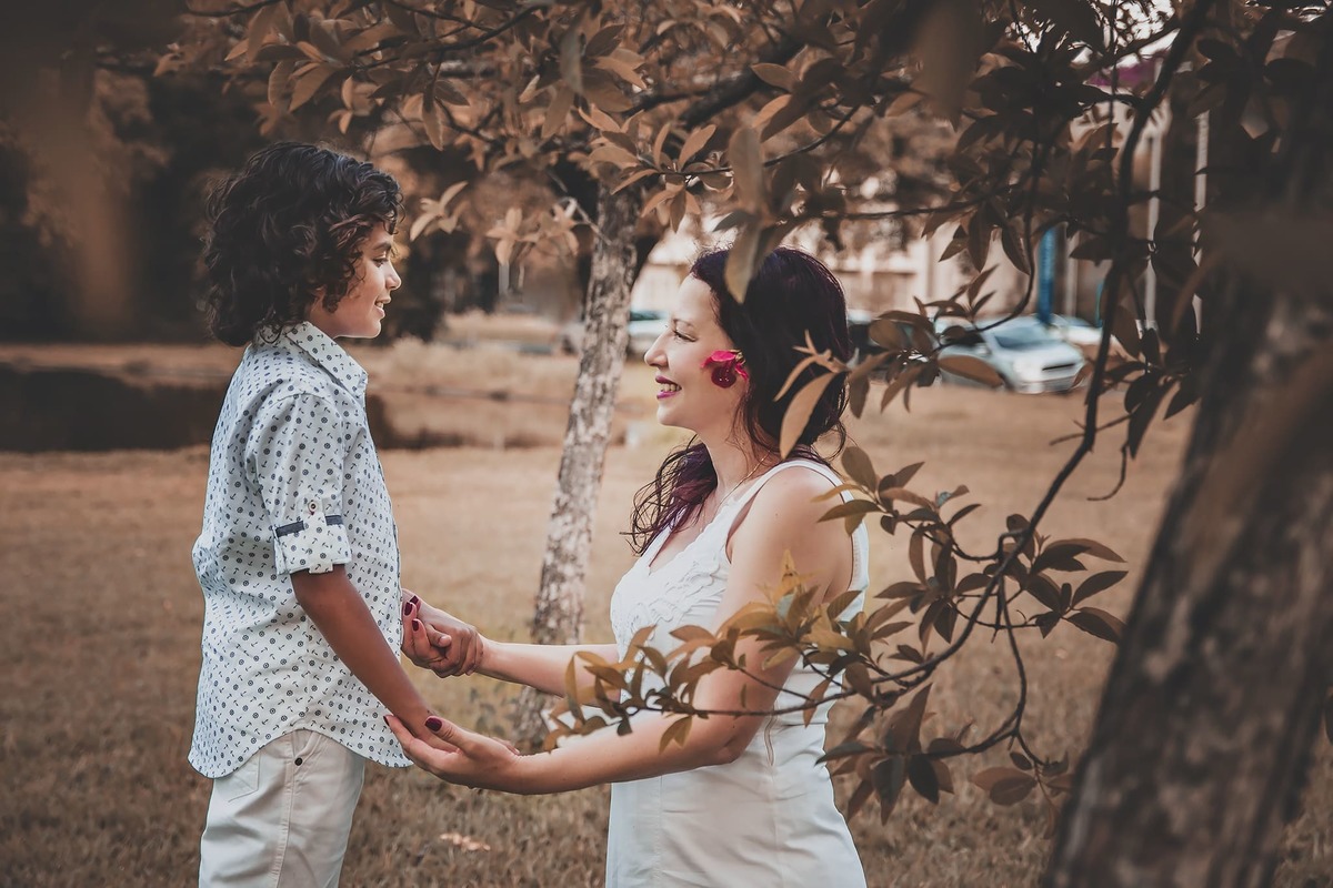 olhando para os olhos da mãe com carinho