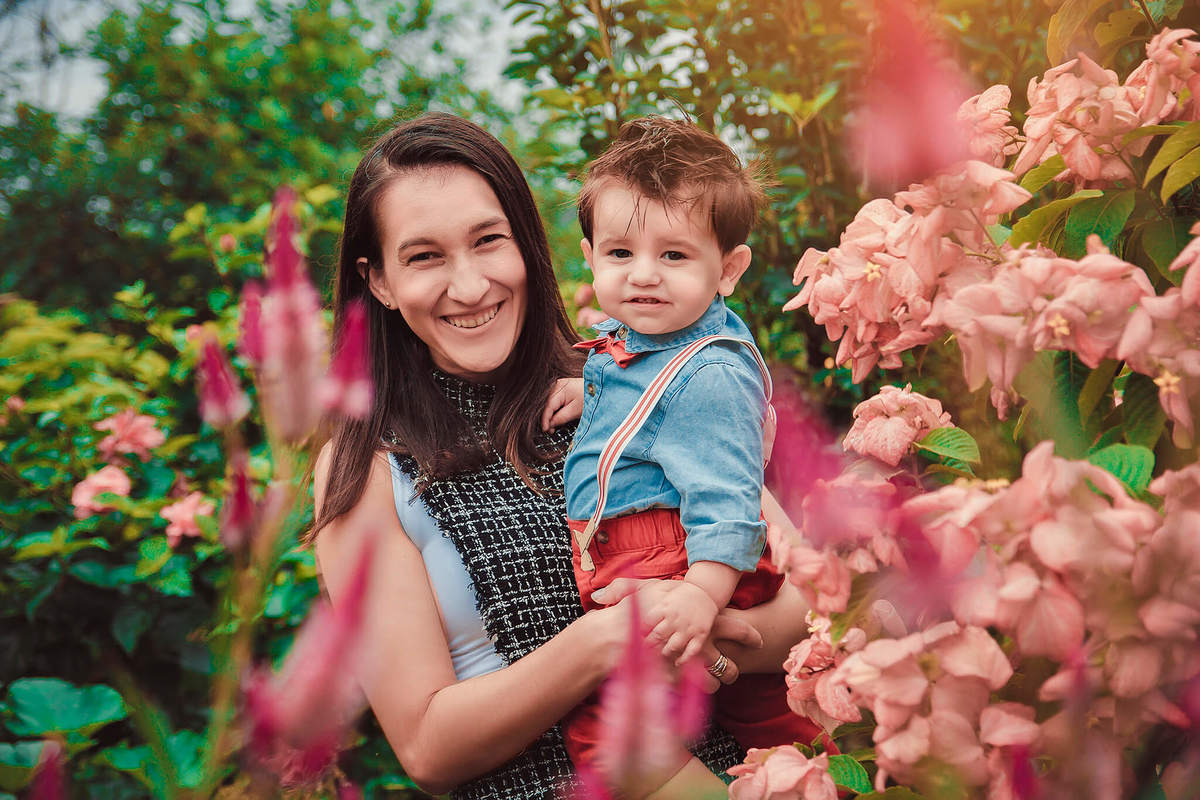 mamãe com filho no colo 