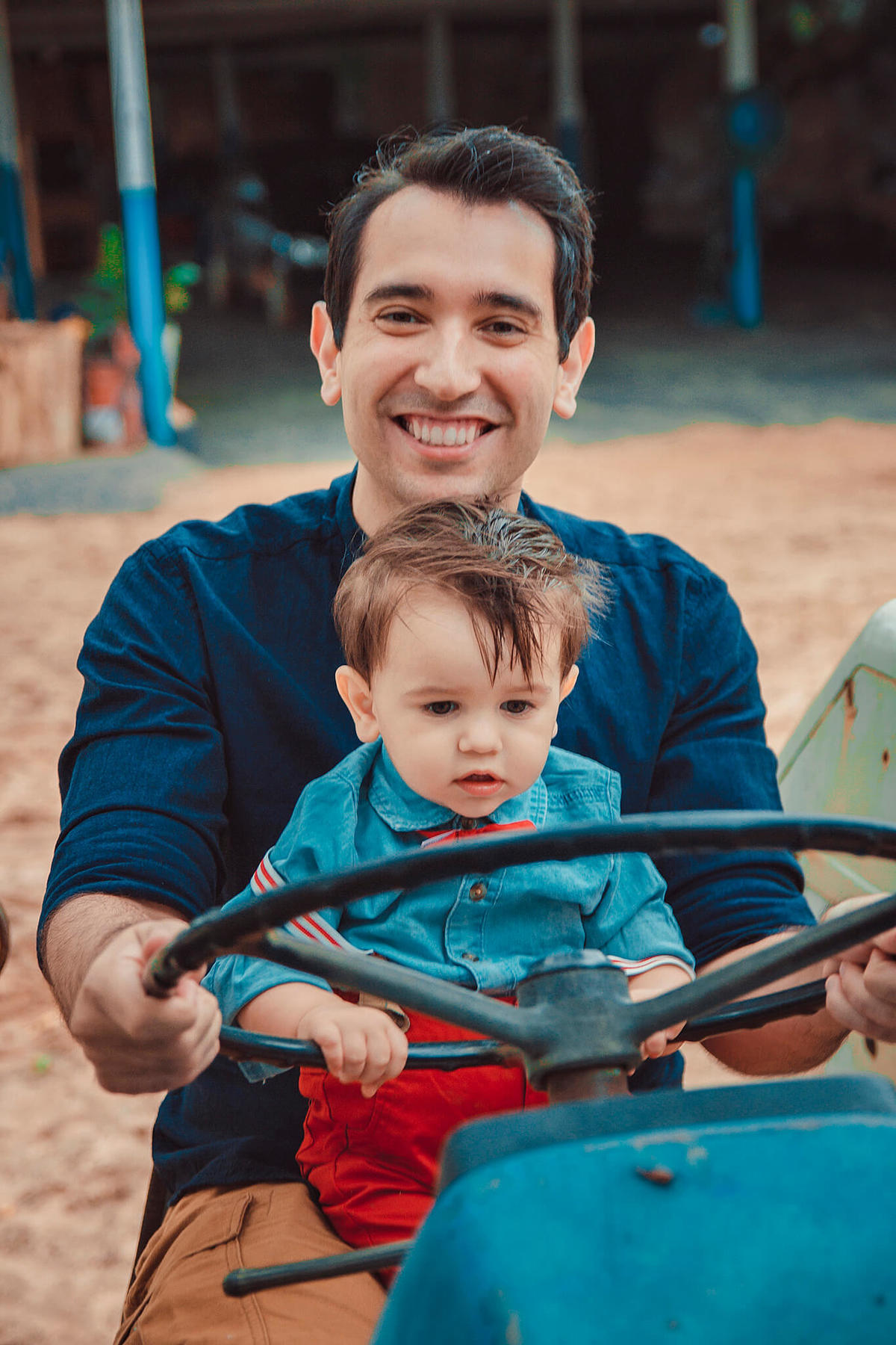 bebê com papai sentados em trato