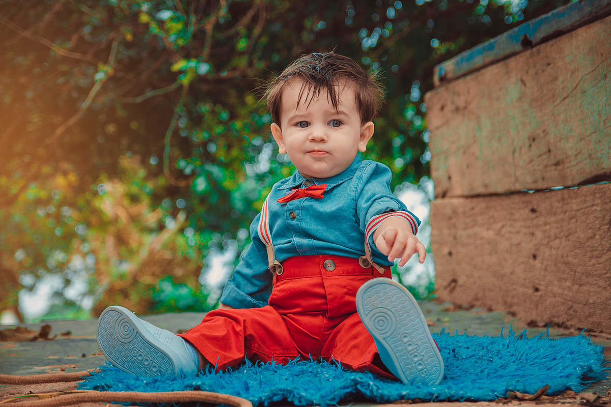 bebê sentado fazendo careta 
