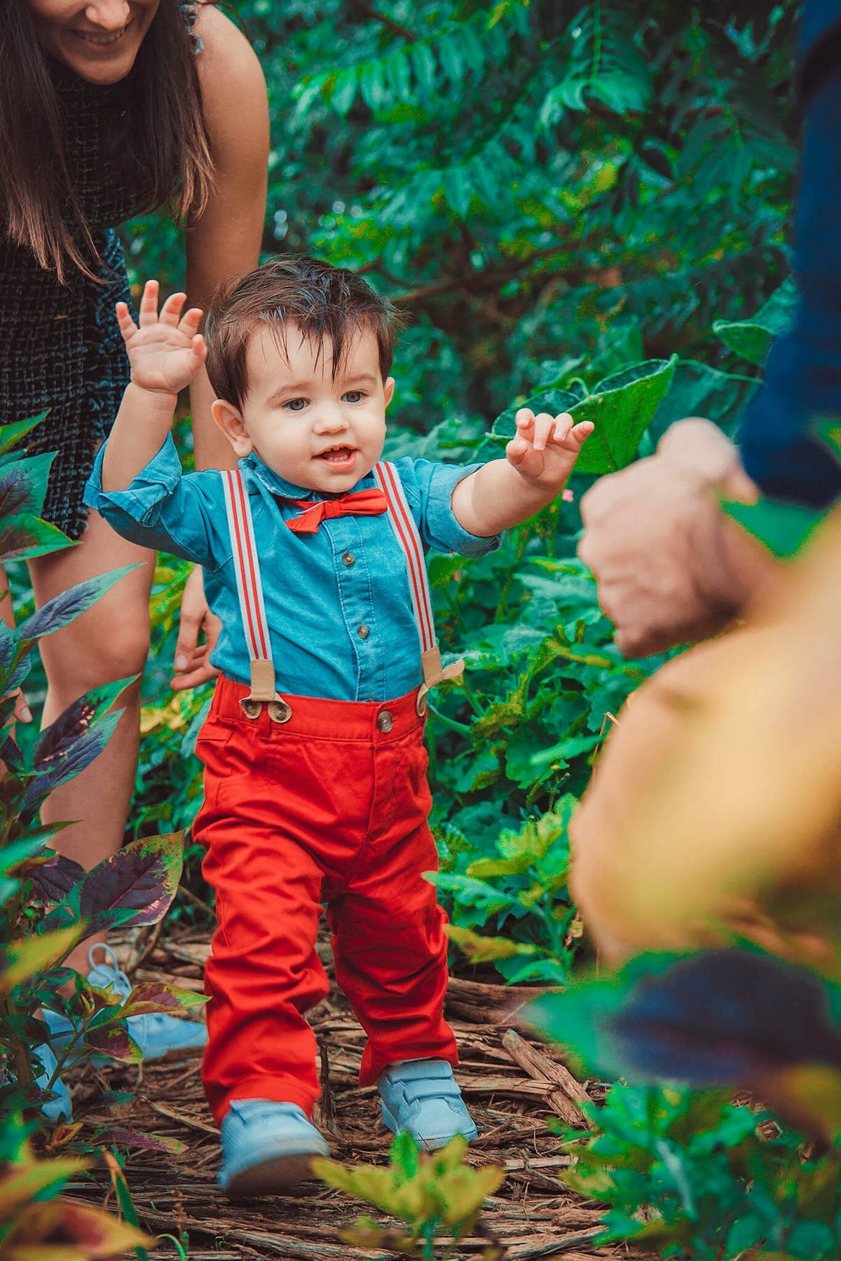bebê caminhando na direção do papai