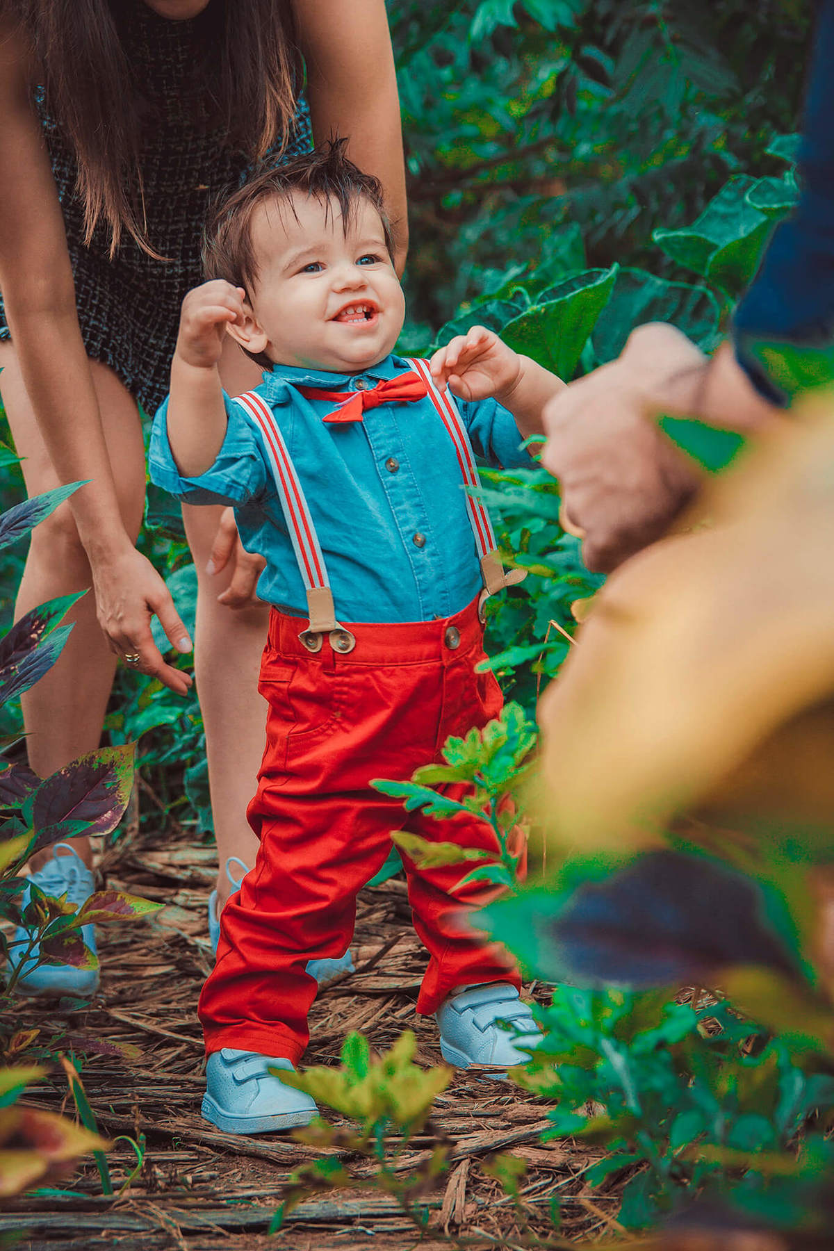 bebê aprendendo andar se equilibrando
