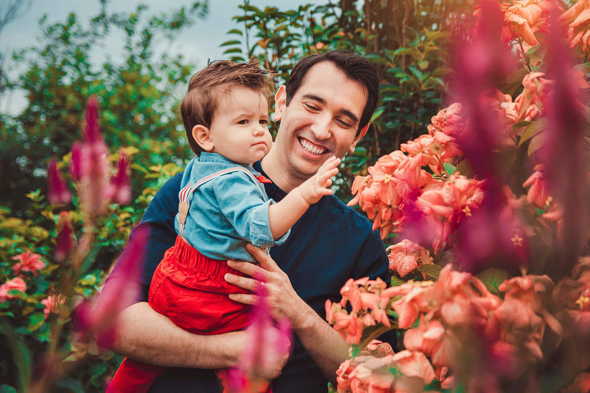 papai sorrindo com filho no colo