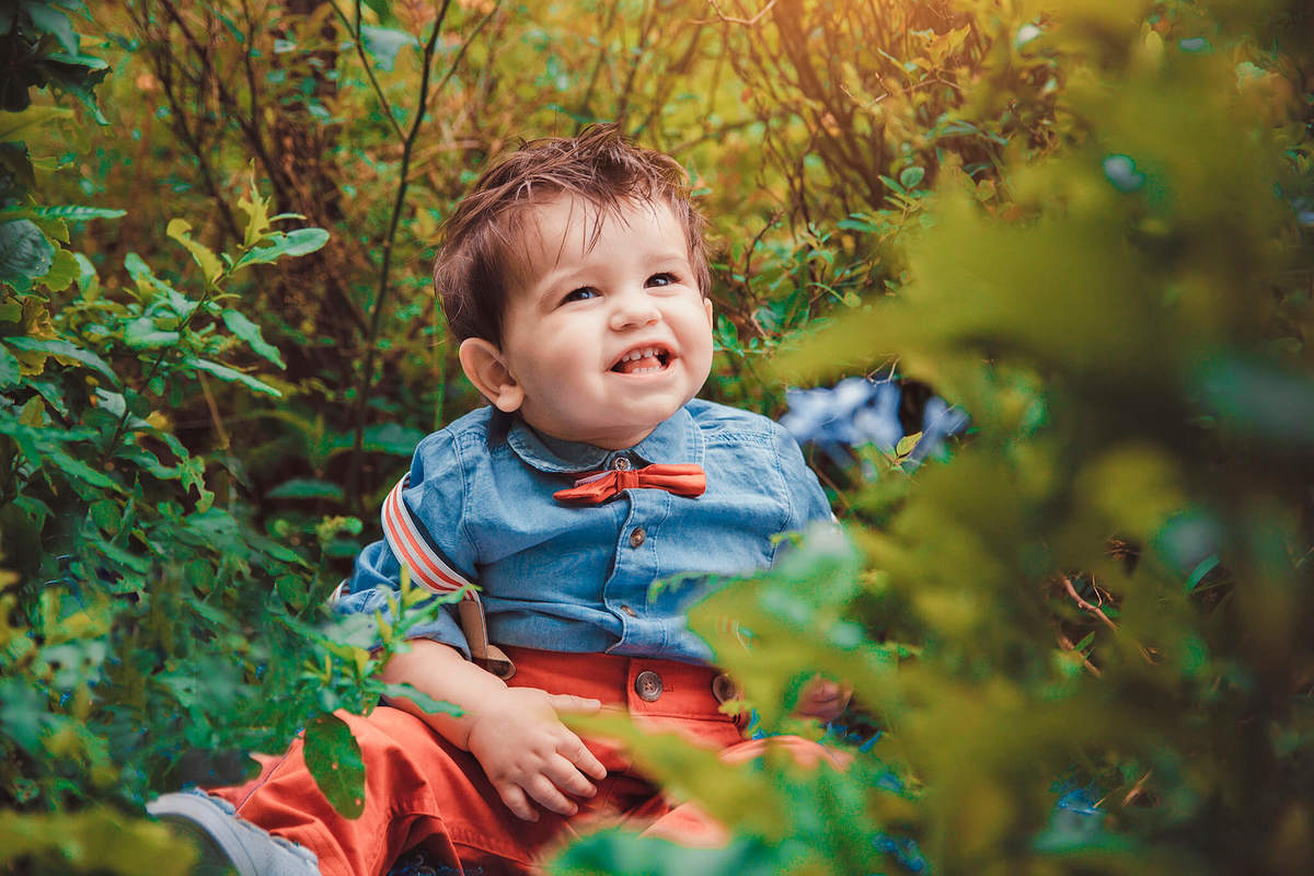 bebê sorrindo no chão
