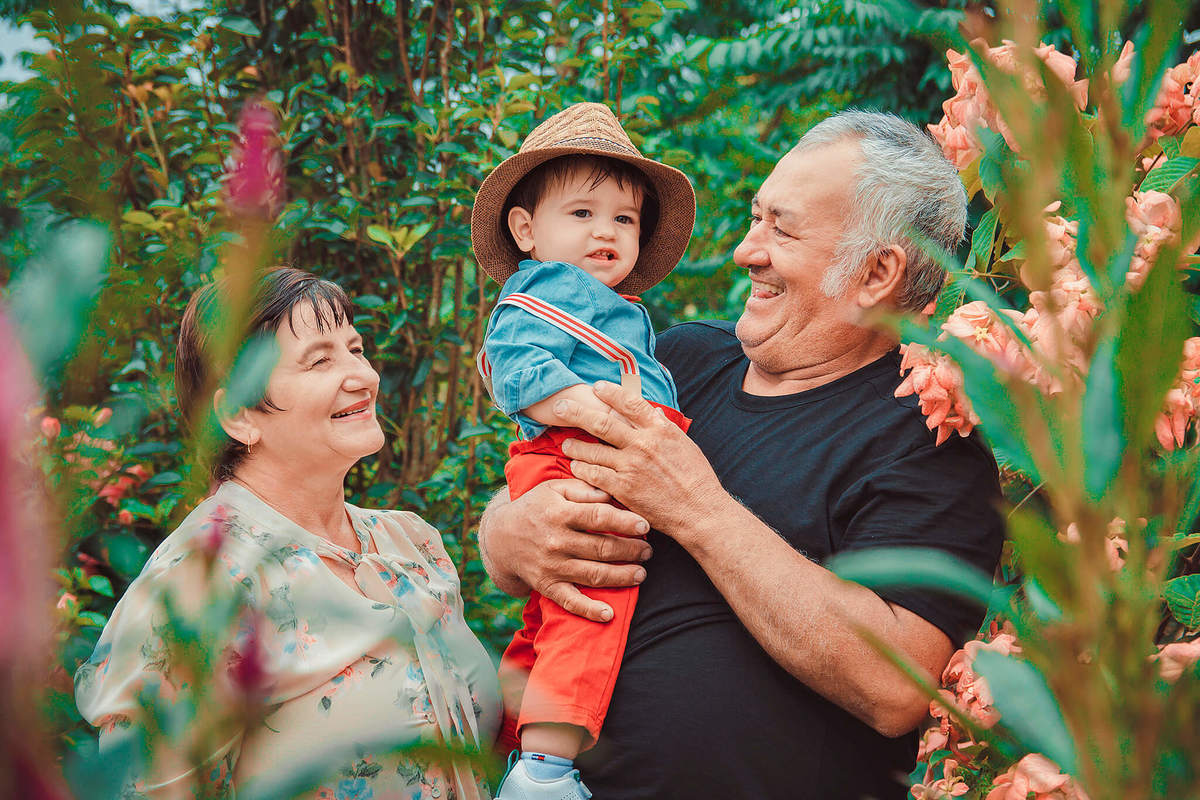 bebê no colo do avô junto com a vovó