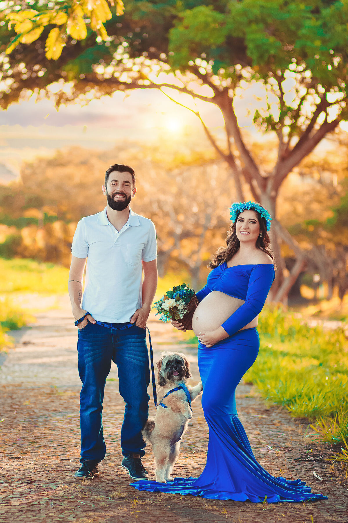 papai, cachorro da família e gestante com vestido azul, no caminho dos flamboyant, em santa bárbara d'oeste - SP
